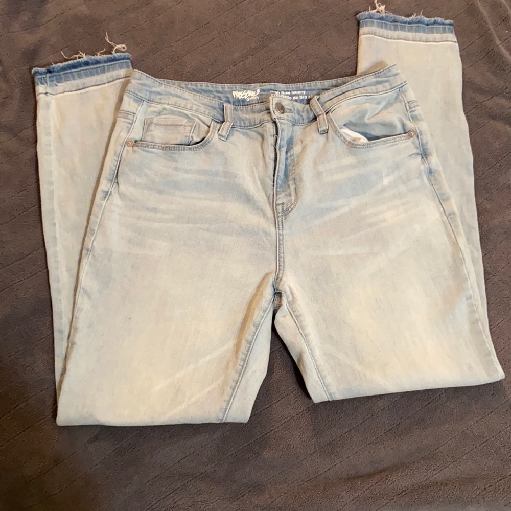 HIGH RISE JEANS. LIGHT WASH